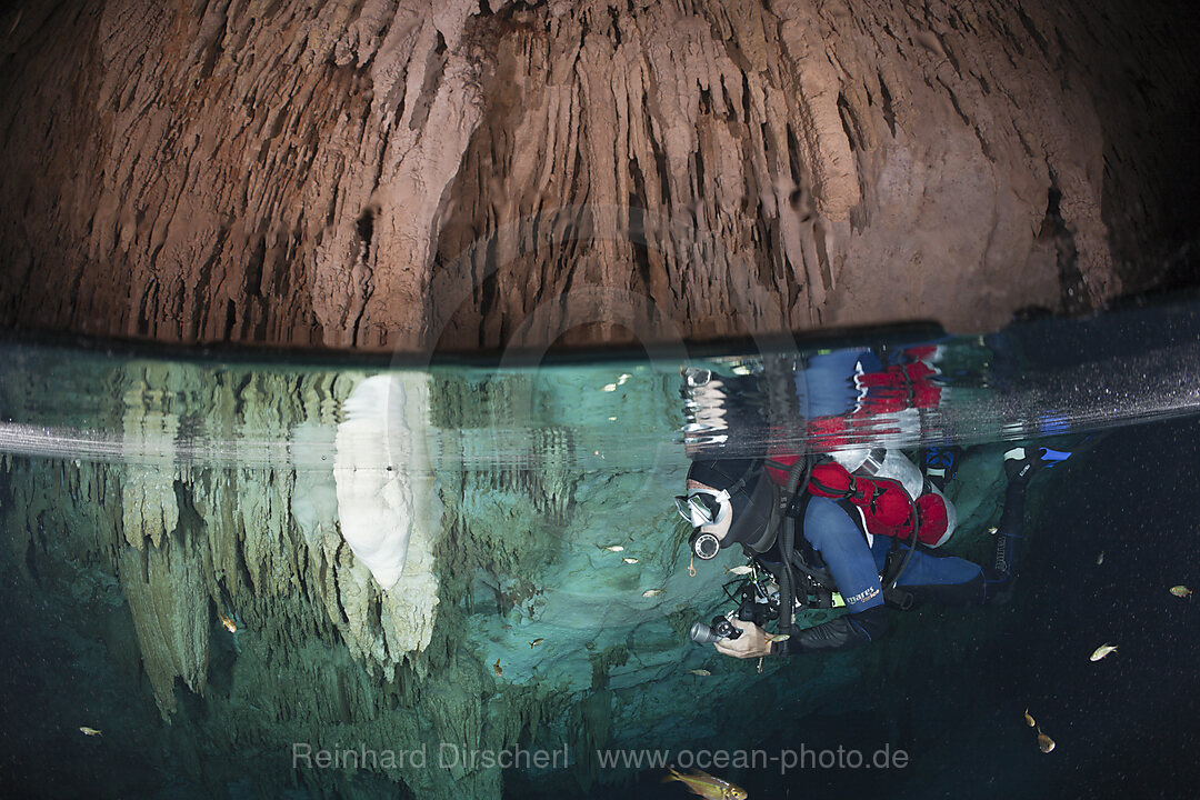 Taucher in Bat Cave Cenote