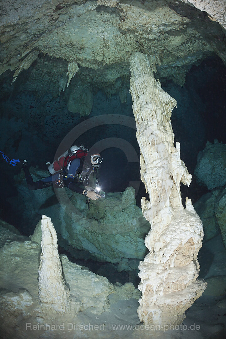 Taucher in Bat Cave Cenote, Playa del Carmen, Yucatan Halbinsel, Mexiko