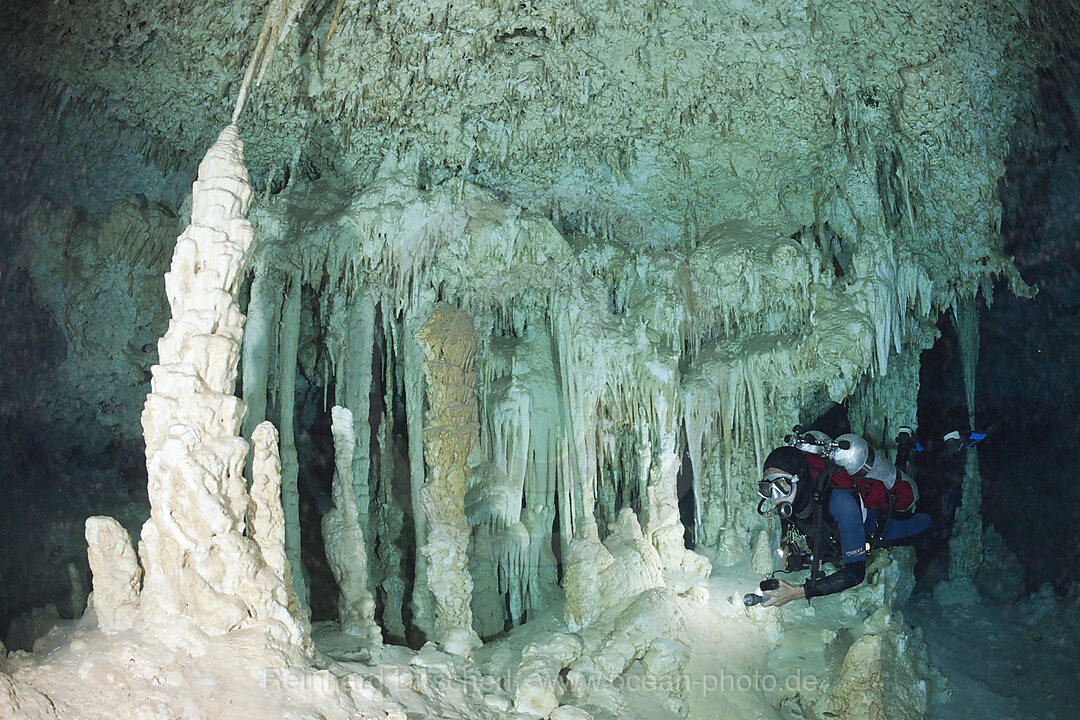 Taucher in Bat Cave Cenote, Playa del Carmen, Yucatan Halbinsel, Mexiko