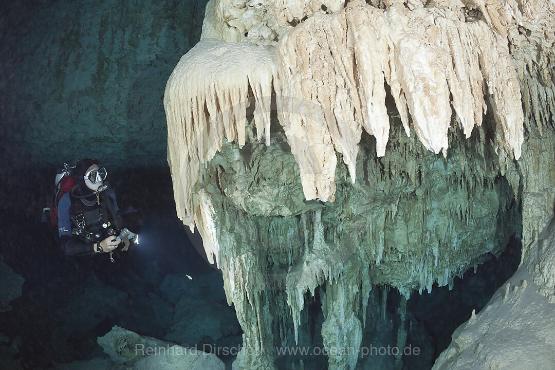 Taucher in Bat Cave Cenote, Playa del Carmen, Yucatan Halbinsel, Mexiko