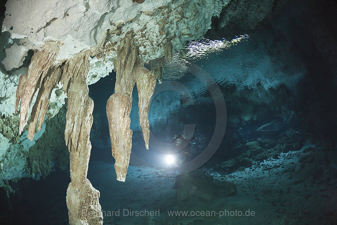 Taucher in Cenote Dos Ojos, Playa del Carmen, Yucatan Halbinsel, Mexiko