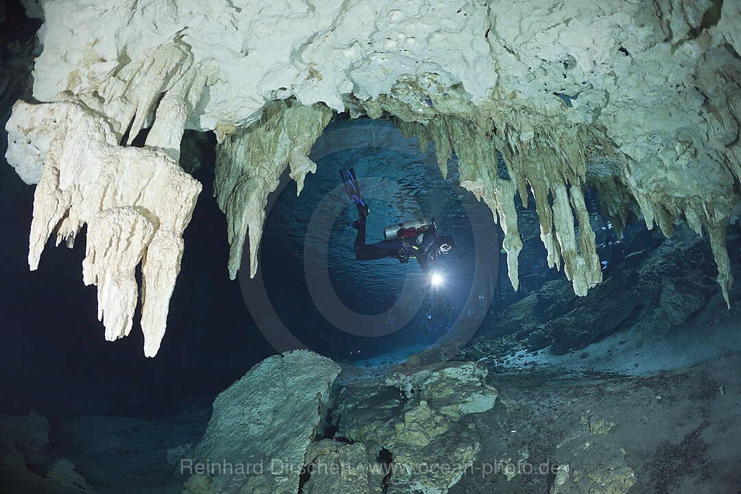 Taucher in Cenote Dos Ojos, Playa del Carmen, Yucatan Halbinsel, Mexiko