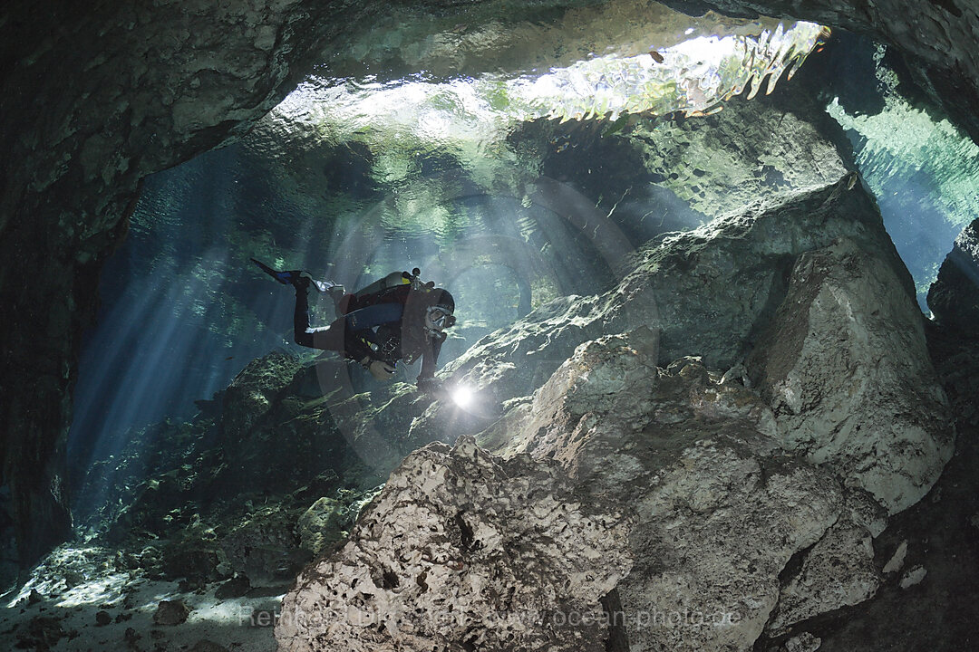 Taucher in Gran Cenote, Tulum, Yucatan Halbinsel, Mexiko