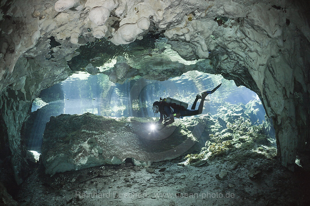 Taucher in Gran Cenote, Tulum, Yucatan Halbinsel, Mexiko