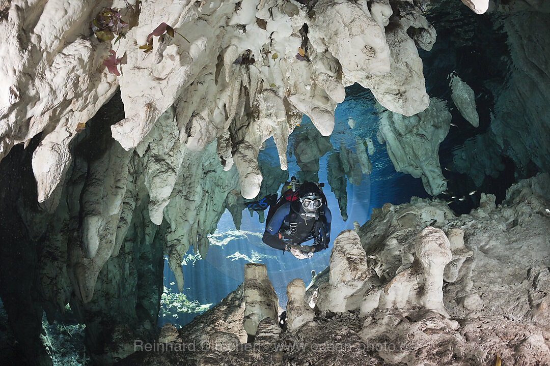 Taucher in Gran Cenote, Tulum, Yucatan Halbinsel, Mexiko