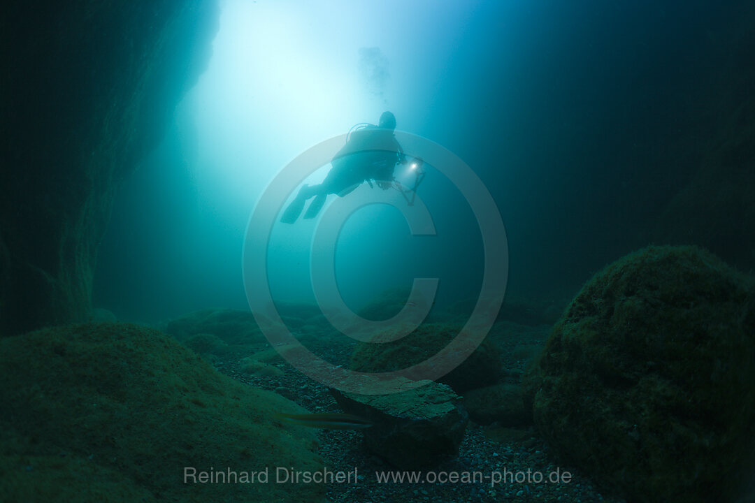 Taucher in Unterwasser-Hoehle
