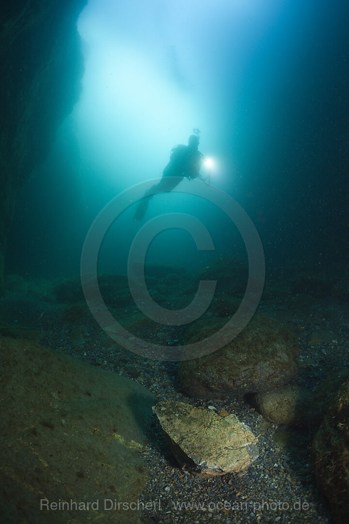 Taucher in Unterwasser-Hoehle, Cap de Creus, Costa Brava, Spanien