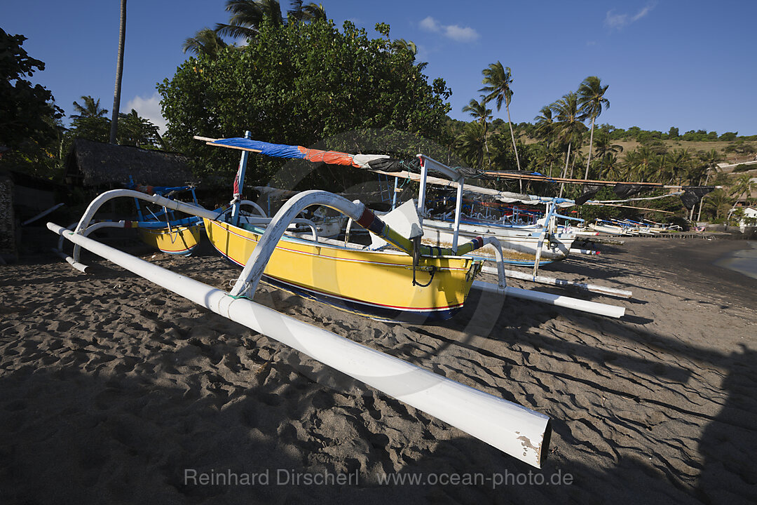 Traditionelle Fischerboote am Strand