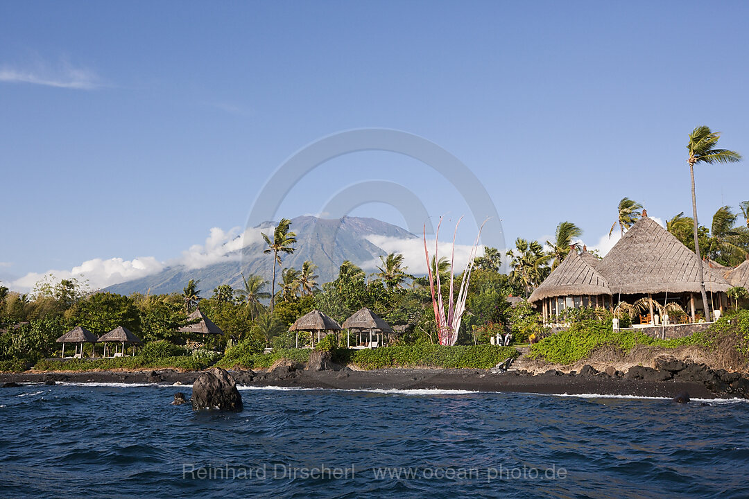 Strand des Alam Batu Resort und Mount Agung, Bali, Indonesien