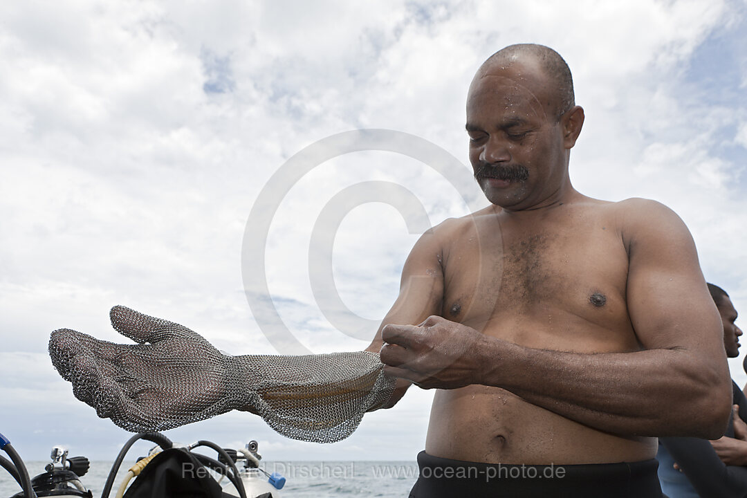 Shark feeder prepares itself with Chain Gloves