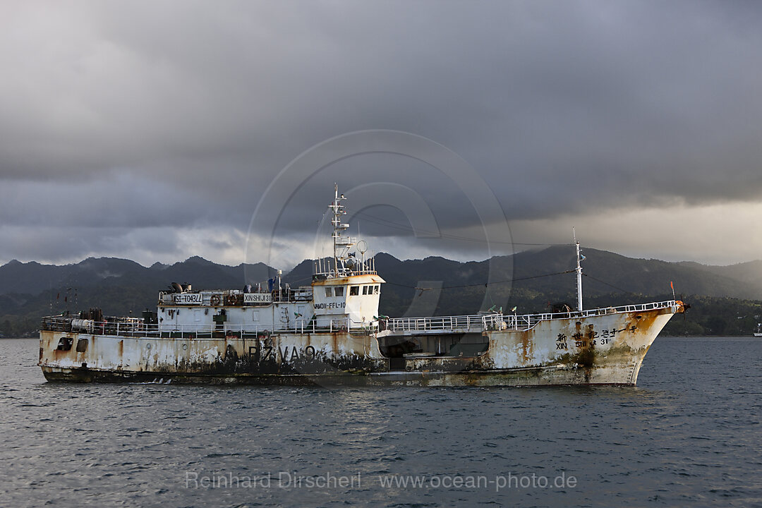 Frachtschiffe liegen vor Anker, Beqa Lagoon, Viti Levu, Fidschi