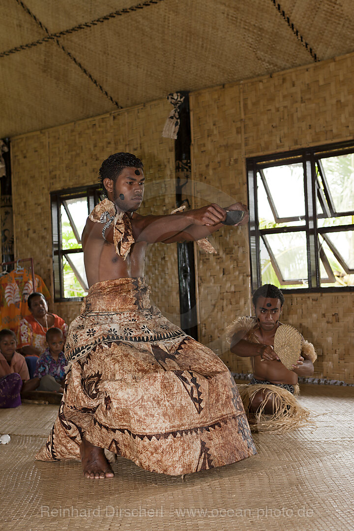 Einheimische feiern Kava Zeremonie, Pacific Harbour, Viti Levu, Fidschi