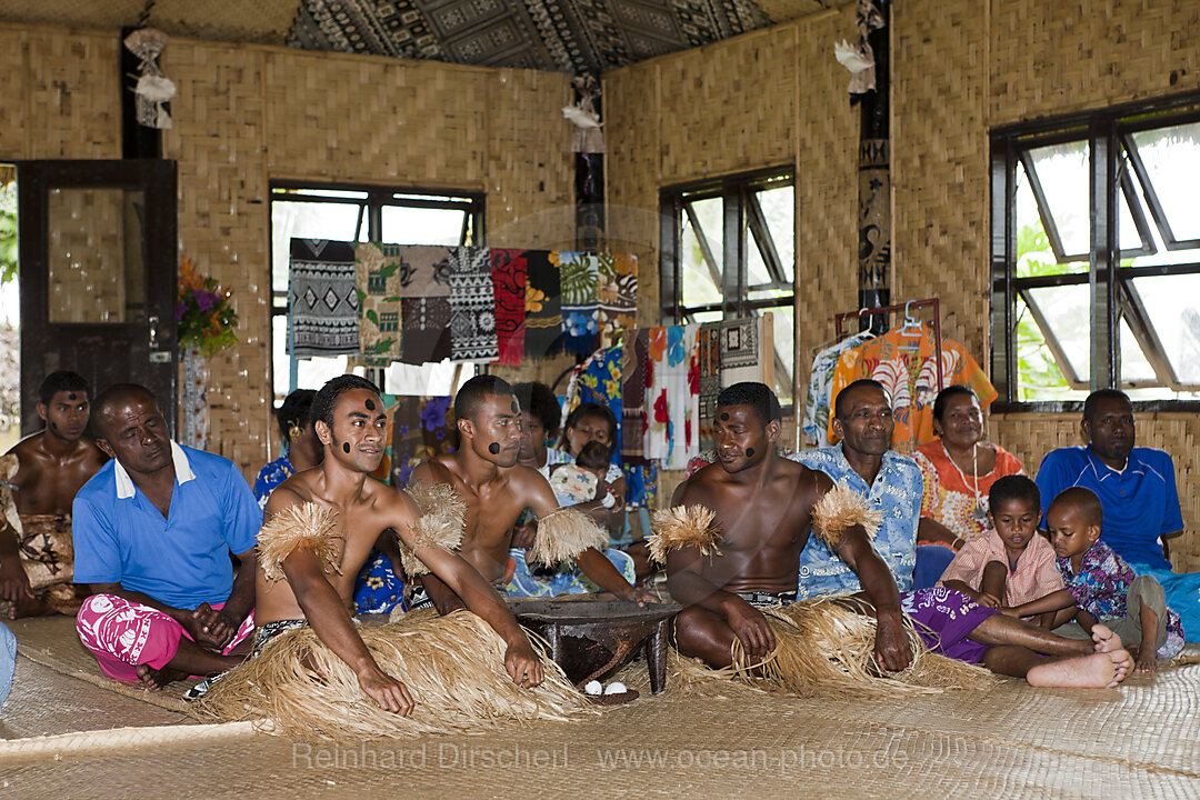 Einheimische feiern Kava Zeremonie, Pacific Harbour, Viti Levu, Fidschi