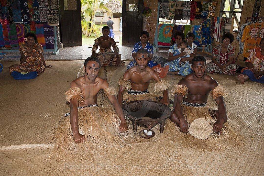 Einheimische feiern Kava Zeremonie, Pacific Harbour, Viti Levu, Fidschi