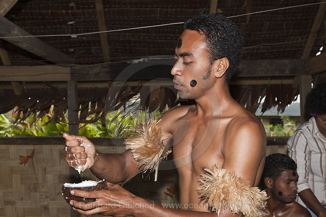 Einheimische feiern Kava Zeremonie, Pacific Harbour, Viti Levu, Fidschi