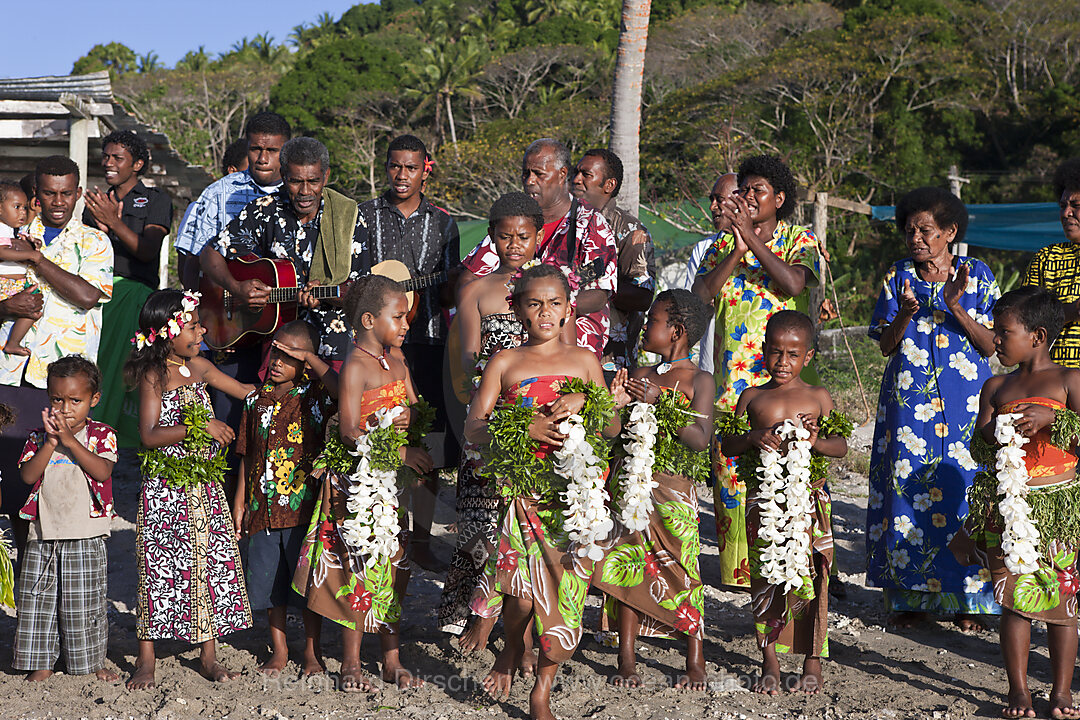 Dorfbewohner begruessen Touristen, Makogai, Lomaviti, Fidschi