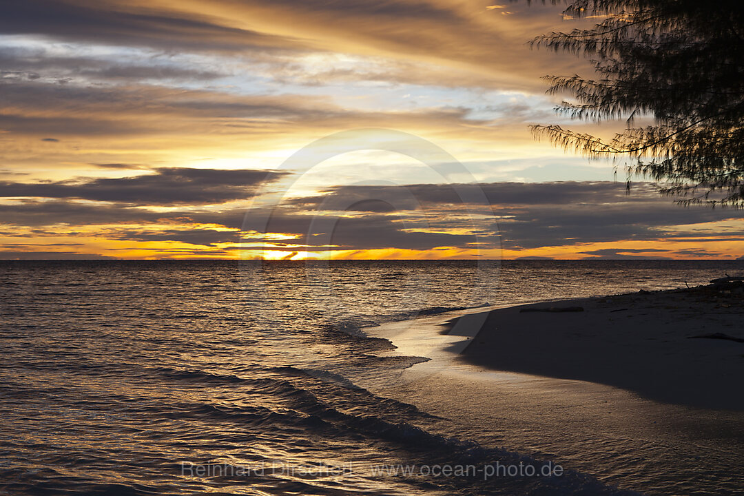 Sonnenaufgang in der Cenderawasih Bucht, West Papua, Indonesien