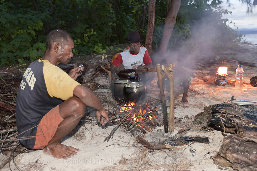 Einheimische kochen am Strand