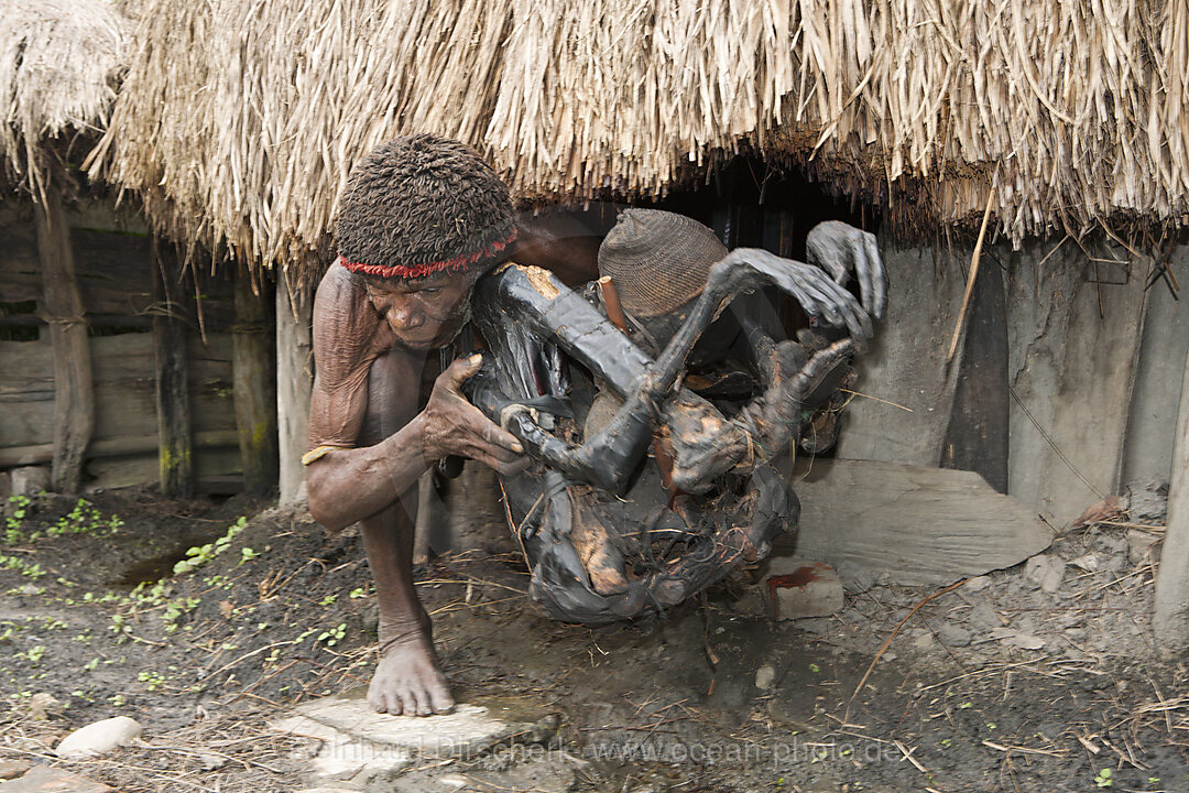 Dani Haeuptling zeigt Mumie, Baliem Valley, West Papua, Indonesien