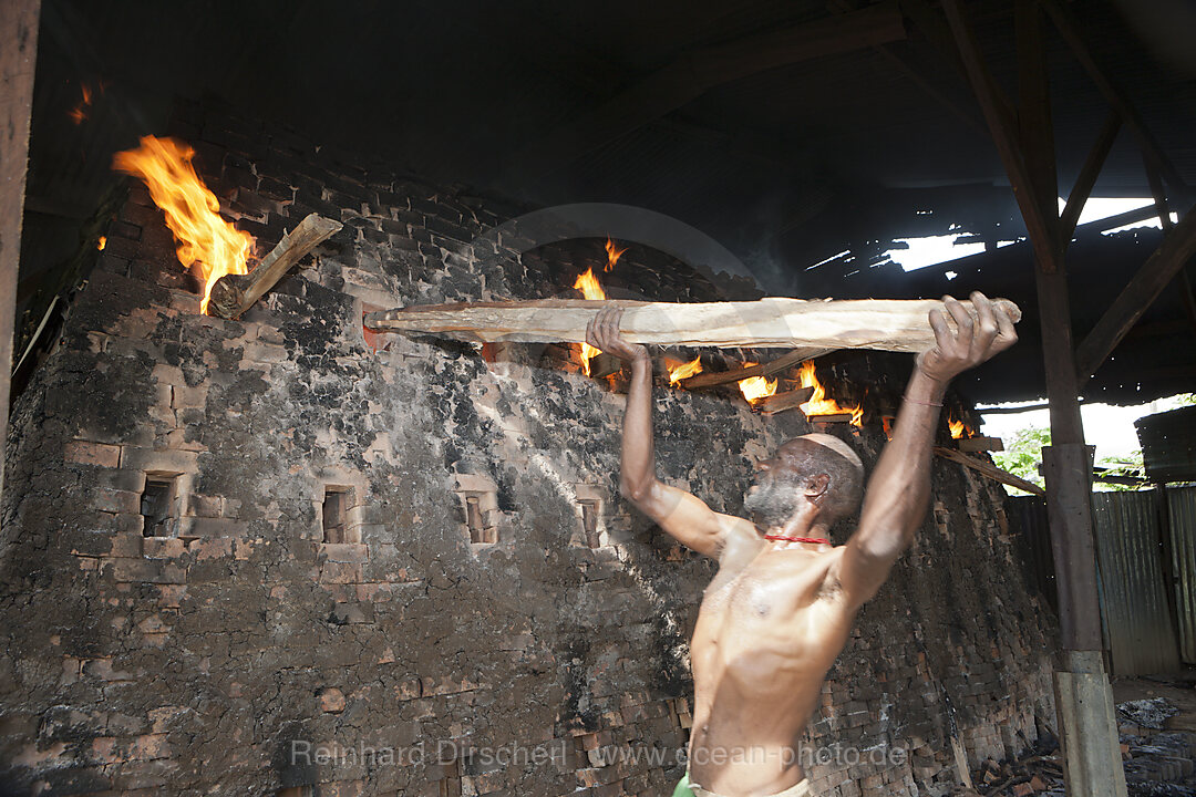 Arbeiter in Ziegelei in Wamena
