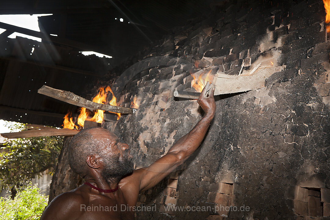 Arbeiter in Ziegelei in Wamena