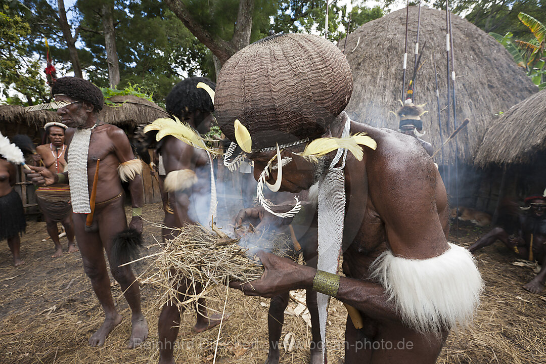 Dani Mann entfacht auf traditionelle Weise Feuer, Baliem Valley, West Papua, Indonesien