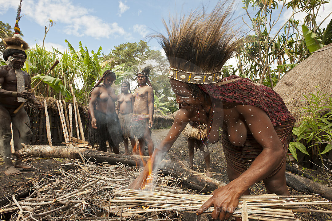 Dani Stamm bereitet Erdofen vor, Baliem Valley, West Papua, Indonesien