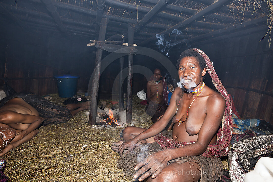 Dani Frauen rauchen in Huette, Baliem Valley, West Papua, Indonesien