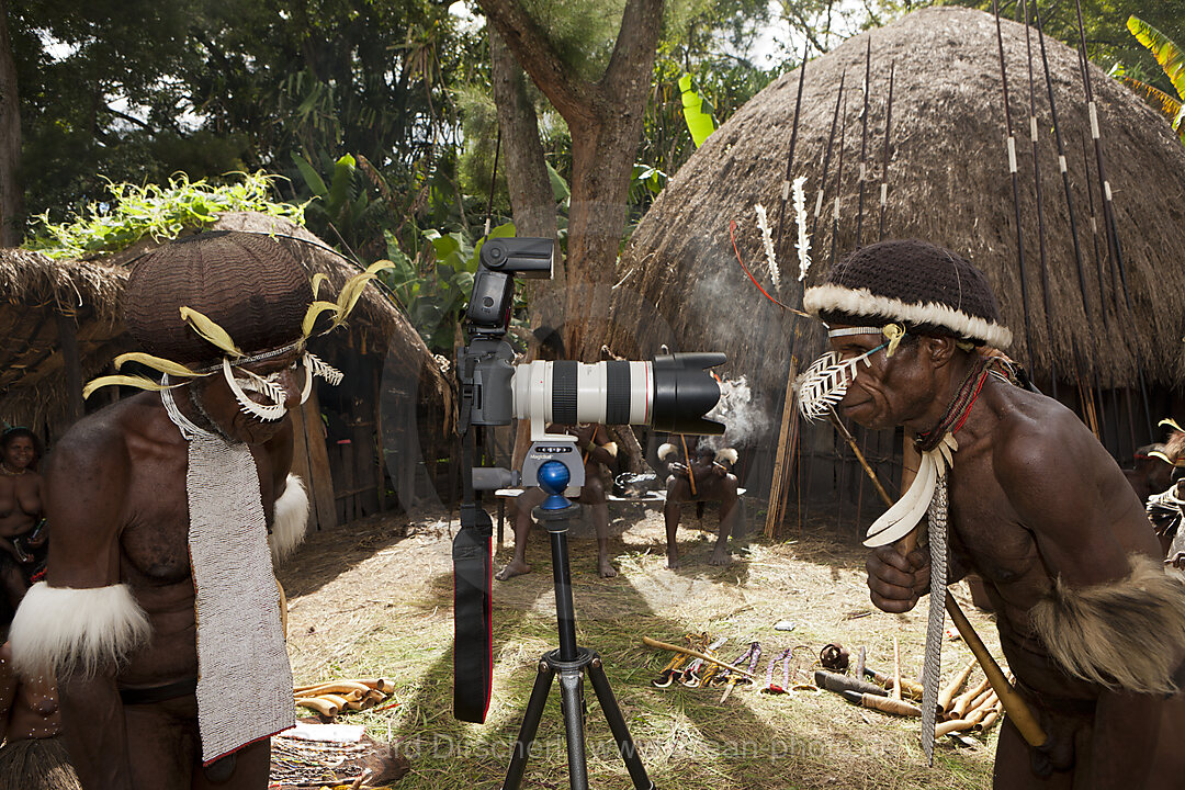 Dani Krieger bestaunen Kamera, Baliem Valley, West Papua, Indonesien