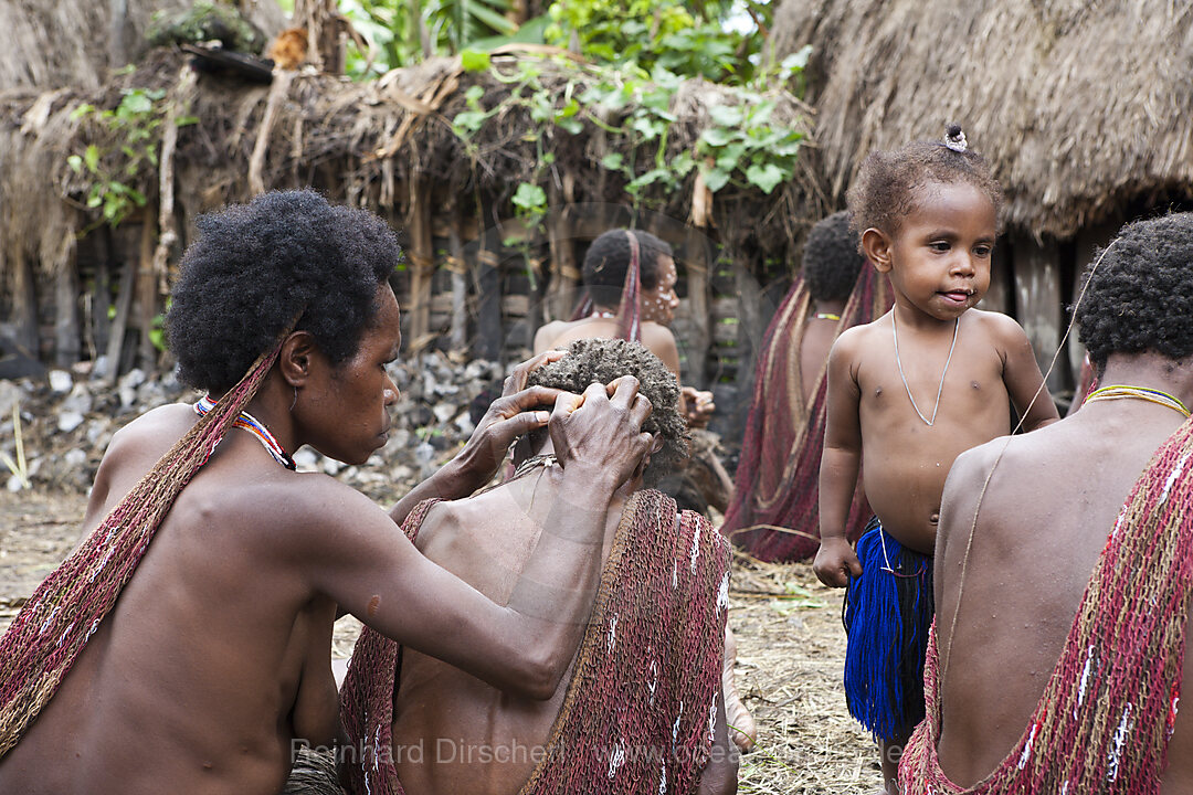 Dani Frauen beim Lausen, Baliem Valley, West Papua, Indonesien