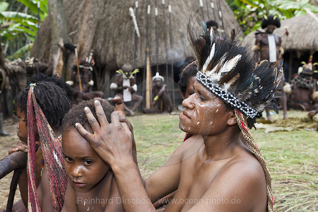 Dani Frauen beim Lausen, Baliem Valley, West Papua, Indonesien