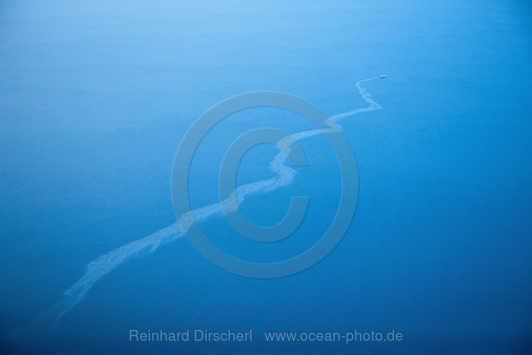 Schiff verklappt Oel im Meer