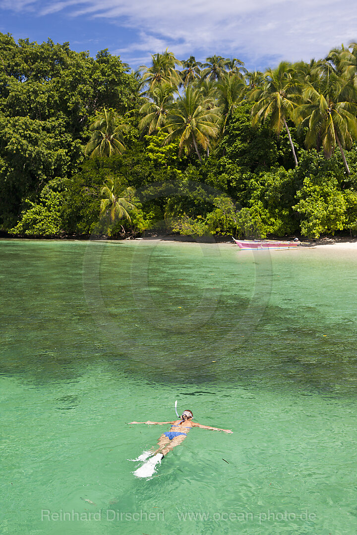 Schnorcheln in der Lagune von Ahe, Cenderawasih Bucht, West Papua, Indonesien