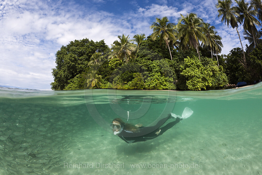 Schnorcheln in der Lagune von Ahe, Cenderawasih Bucht, West Papua, Indonesien