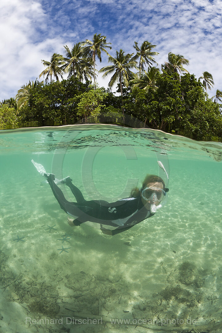 Schnorcheln in der Lagune von Ahe, Cenderawasih Bucht, West Papua, Indonesien