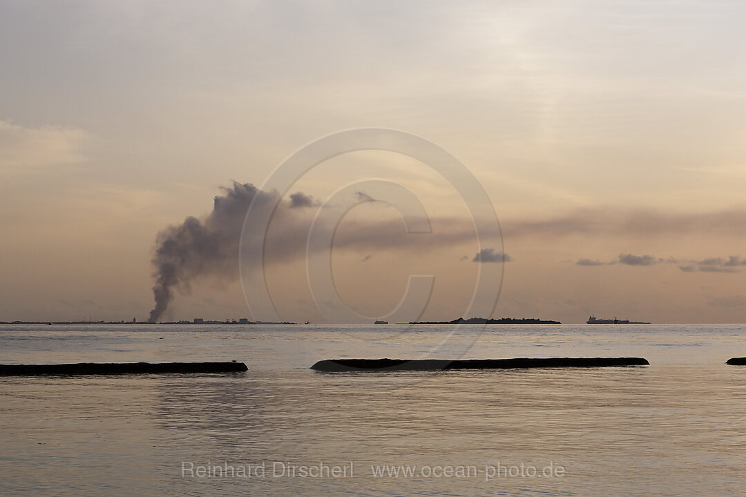 Rauch einer Mllverbrennungsanlage, Nord-Male Atoll, Indischer Ozean, Malediven