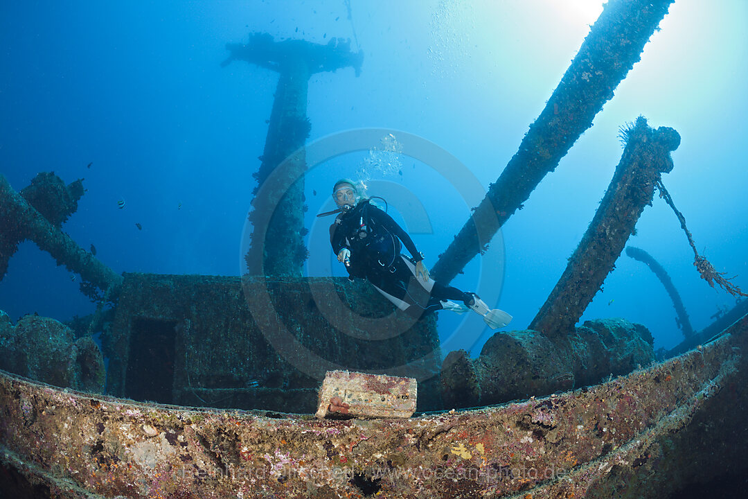 Taucher am Wrack Maldive Victory, Nord-Male Atoll, Indischer Ozean, Malediven