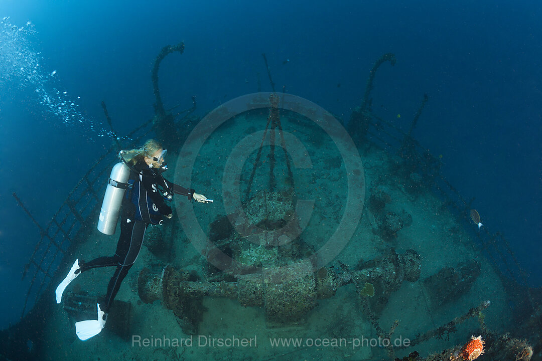 Taucher am Wrack Maldive Victory, Nord-Male Atoll, Indischer Ozean, Malediven