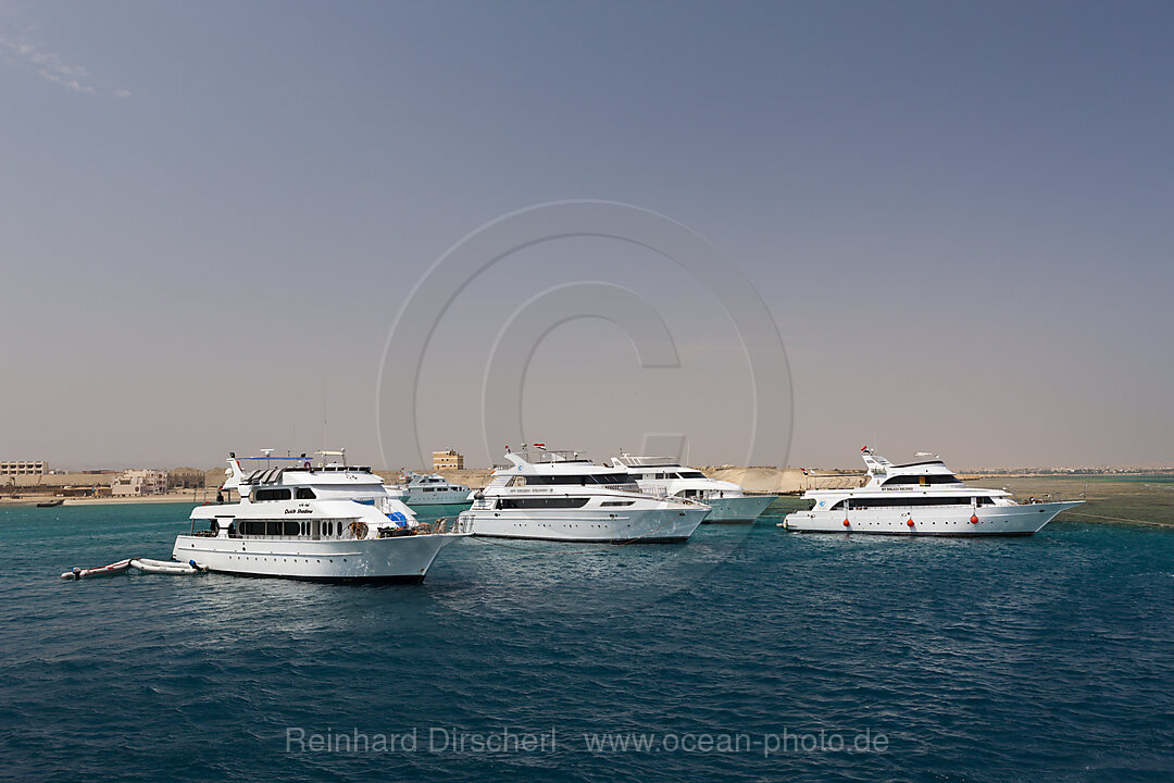 Tauchboote in Marsa Tahir Bucht, n/a, Rotes Meer, Aegypten