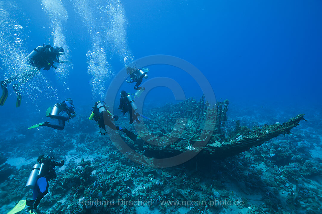 Taucher am Wrack der Heaven One, n/a, Abu Dabab, Rotes Meer, Aegypten