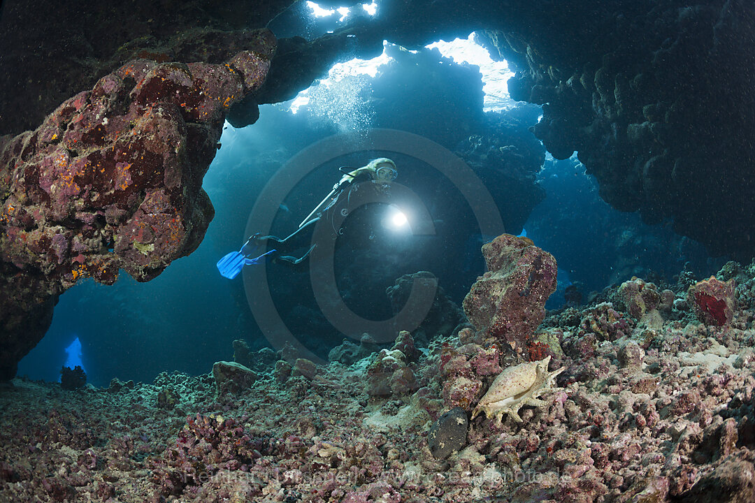 Taucher in Unterwasserhoehle, n/a, Paradise Reef, Rotes Meer, Aegypten