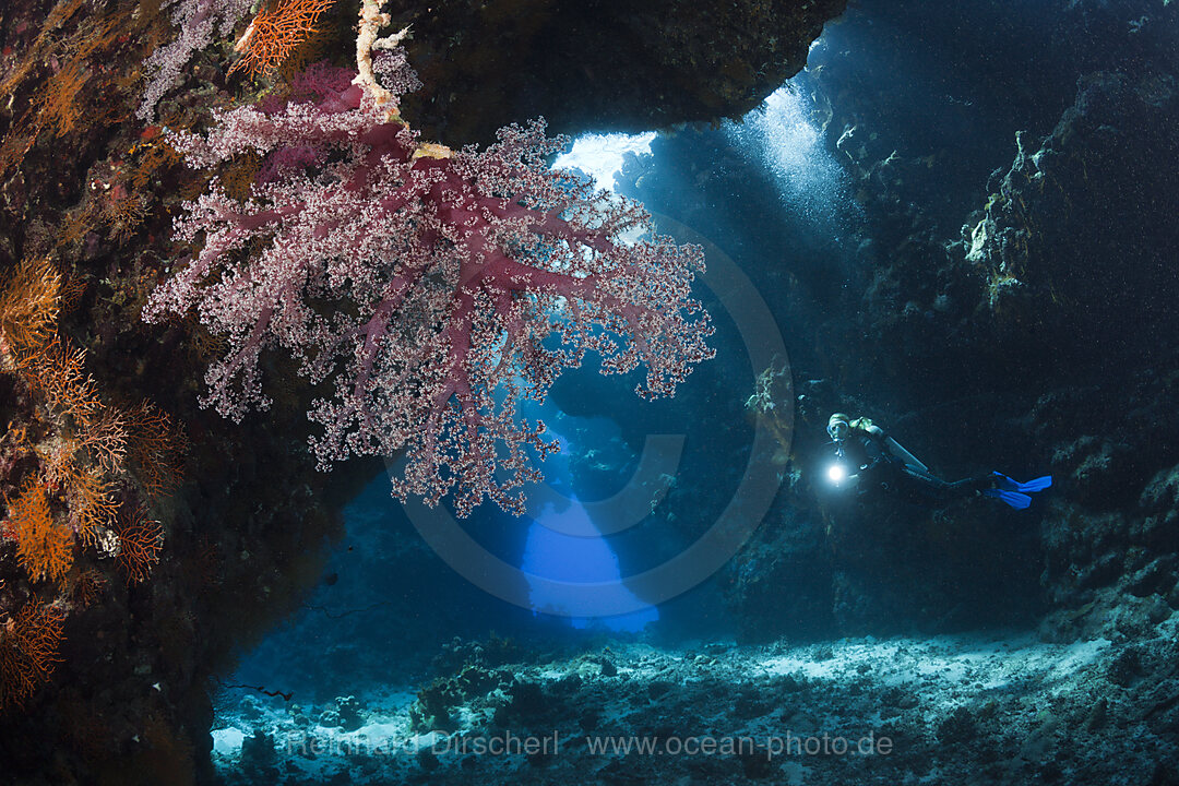 Taucher in Unterwasserhoehle