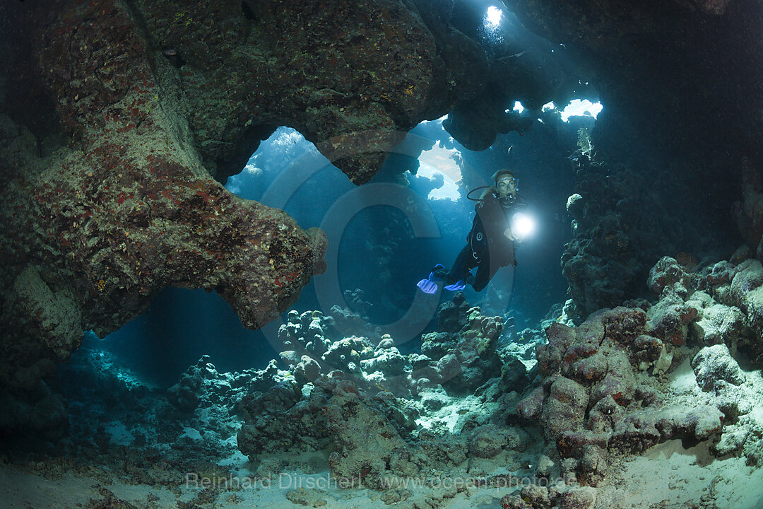 Taucher in Unterwasserhoehle, n/a, Cave Reef, Rotes Meer, Aegypten