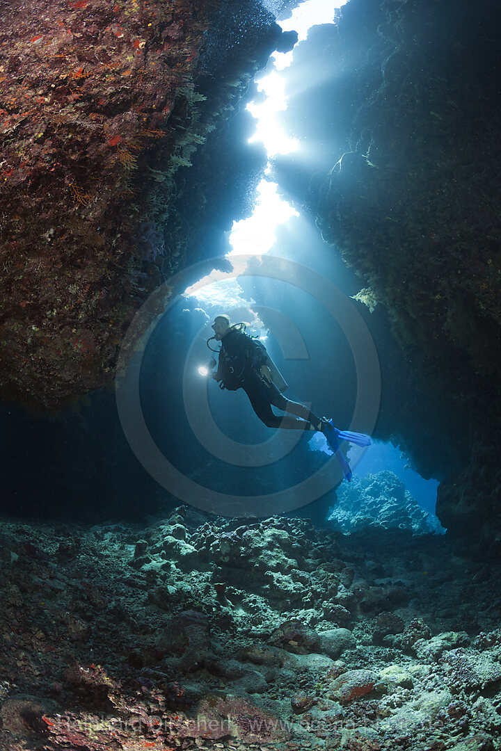 Taucher in Unterwasserhoehle, n/a, Cave Reef, Rotes Meer, Aegypten