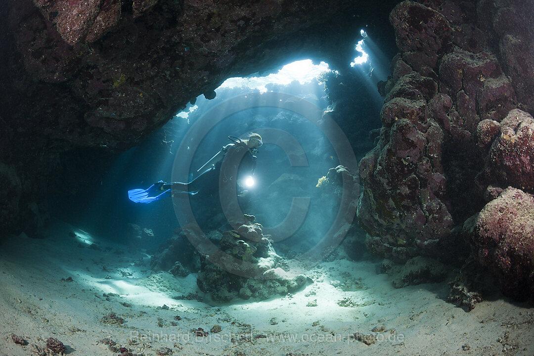 Taucher in Unterwasserhoehle, n/a, Cave Reef, Rotes Meer, Aegypten