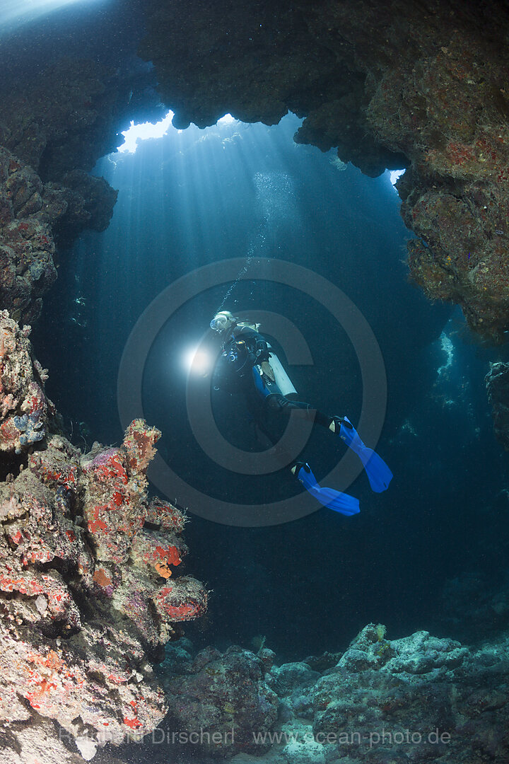 Taucher in Unterwasserhoehle, n/a, Zabargad, Rotes Meer, Aegypten