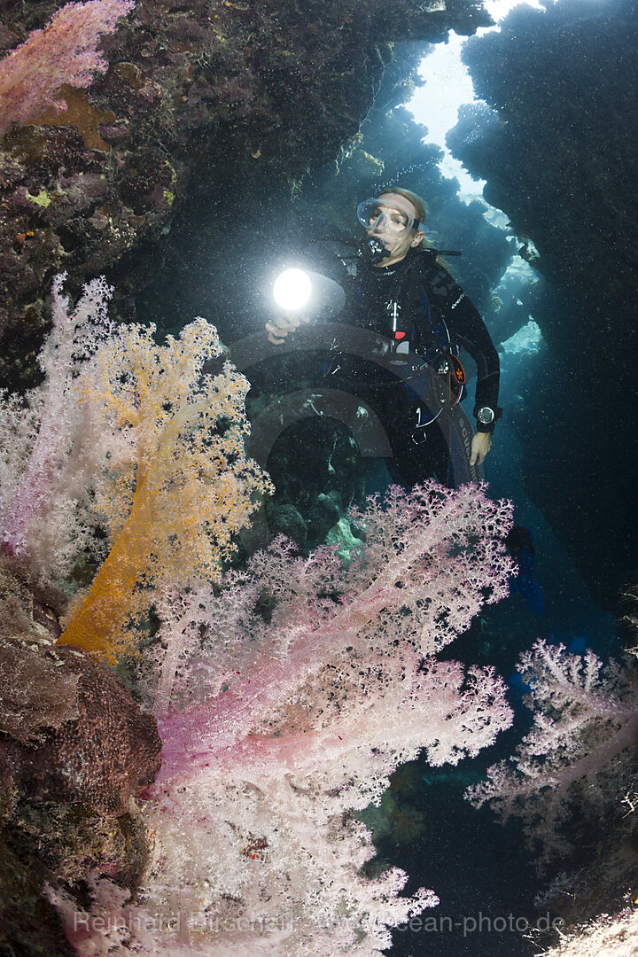 Taucher in Unterwasserhoehle, n/a, Zabargad, Rotes Meer, Aegypten