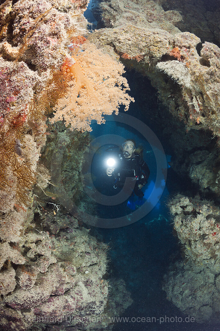 Taucher in Unterwasserhoehle, n/a, Zabargad, Rotes Meer, Aegypten