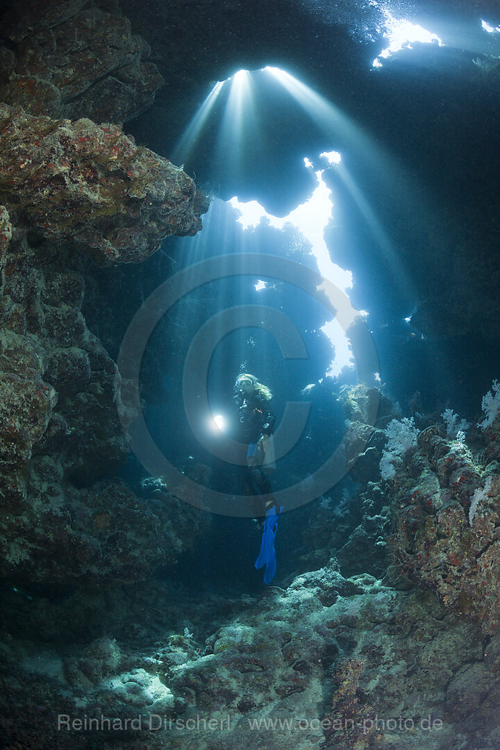 Taucher in Unterwasserhoehle, n/a, Zabargad, Rotes Meer, Aegypten