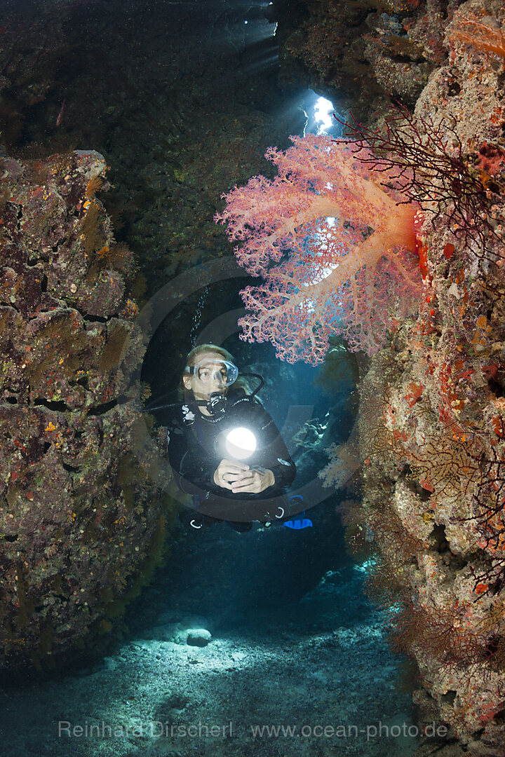 Taucher in Unterwasserhoehle, n/a, Zabargad, Rotes Meer, Aegypten